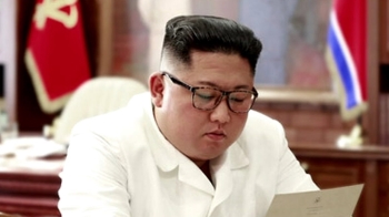 '트럼프 친서' 받아든 김 위원장 "훌륭한 내용에 만족"
