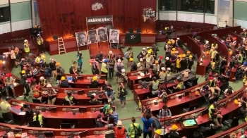 홍콩 주권 반환 22년…시위대, 사상초유 입법회 점거도