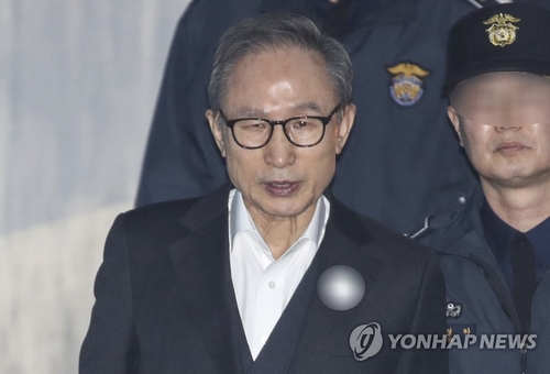 '추가 뇌물혐의' 버티는 MB…검찰 '삼성 소송비대납' 사실조회신청