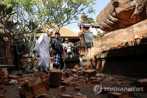 인도네시아 발리 인근 5.7 지진…사원·학교 파손