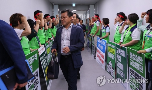 학교비정규직-교육당국 교섭 잠정중단…"2차 총파업 선포"