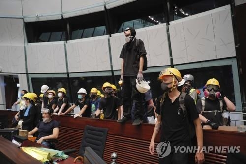 "홍콩 입법회 점거 시위자 30여명 대만으로 피신…망명 모색"