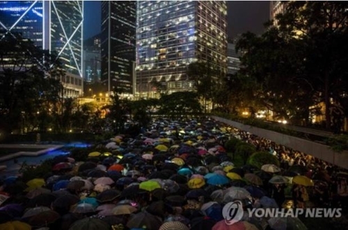 홍콩 송환법 반대 시위 각계 확산…금융인·공무원도 참여