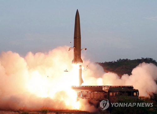 합참 "북한 단거리 탄도미사일 2발 발사…고도 37㎞로 450㎞ 비행"