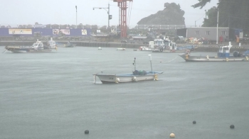 태풍 '프란시스코' 북상 중…해수욕장 통제, 부산항 폐쇄