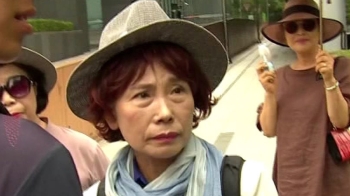 주옥순 또 "일본에 사과" 주장…성난 시민, 밀가루 투척