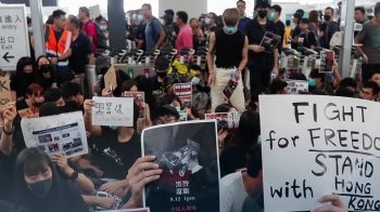 경찰 고무탄에 실명도…분노한 시위대, 홍콩공항 점거