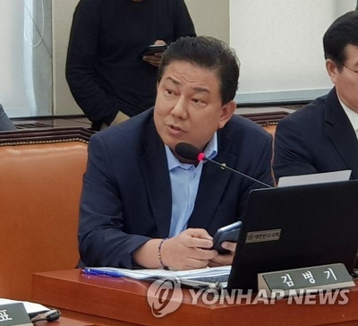 '패스트트랙 충돌' 김병기 의원 경찰 출석 "한국당도 나와라"