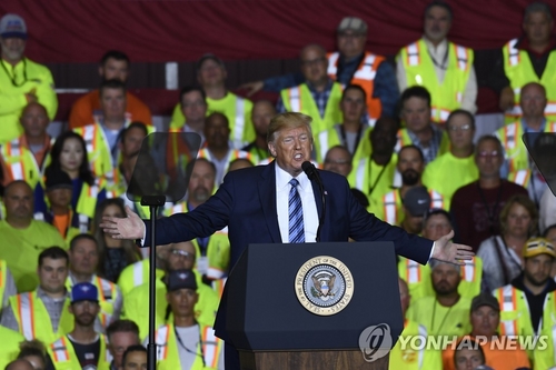 '방위비 압박' 트럼프 "한국 접경 지켜주는데 우리 국경은 못지켜"