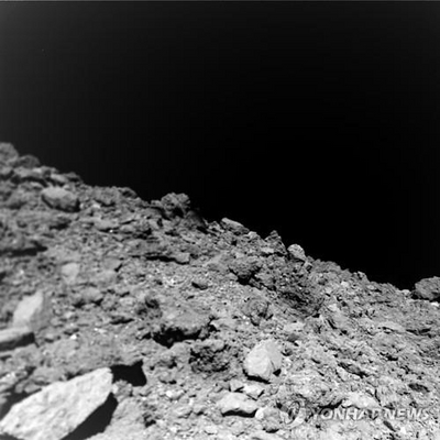 소행성 '류구'에는 달에 쌓인 것과 같은 먼지가 없었다