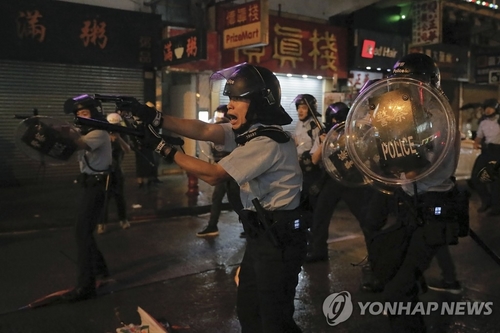 홍콩 경찰 "시위대 공격에 생명의 위협 느껴 실탄 경고사격"