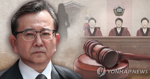 김학의·윤중천 첫 법정대면…'피해자 보호' 위해 재판 비공개