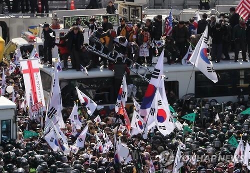 법원 "박근혜 탄핵때 반대집회 사망자 유족에 국가가 배상"