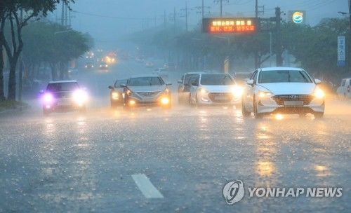 제주에 최고 300㎜↑ '가을 폭우'…침수·고립 잇따라