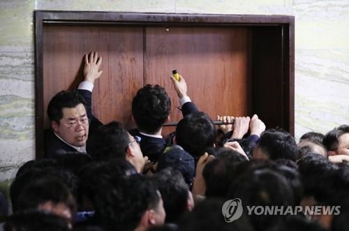 황교안·나경원, 패스트트랙 사건 경찰 출석요구에 '불응'