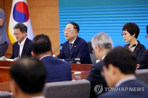 홍남기 "공공기관 외주화 폐해·채용비리 막을 페널티 강구"