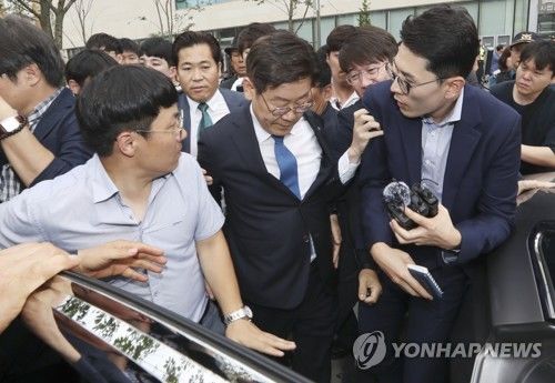 당선무효형 이재명 충격속 묵묵부답 퇴장…지지자들 항의·눈물