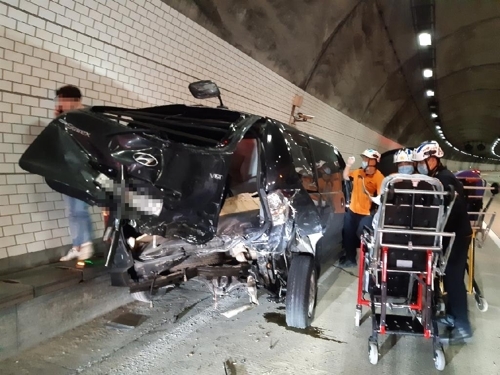 만취운전 20대, 터널서 승합차 들이받아…2명 부상