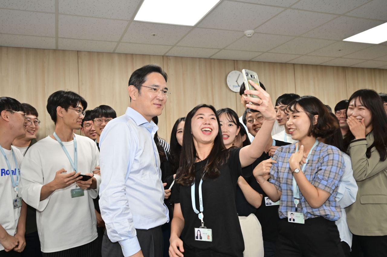 이재용 삼성전자 부회장이 지난달 20일 삼성 청년 소프트웨어 아카데미 광주 교육센터를 방문해 소프트웨어 교육을 참관하고 교육생들과 함께 사진을 찍고 있다. 삼성전자 제공 