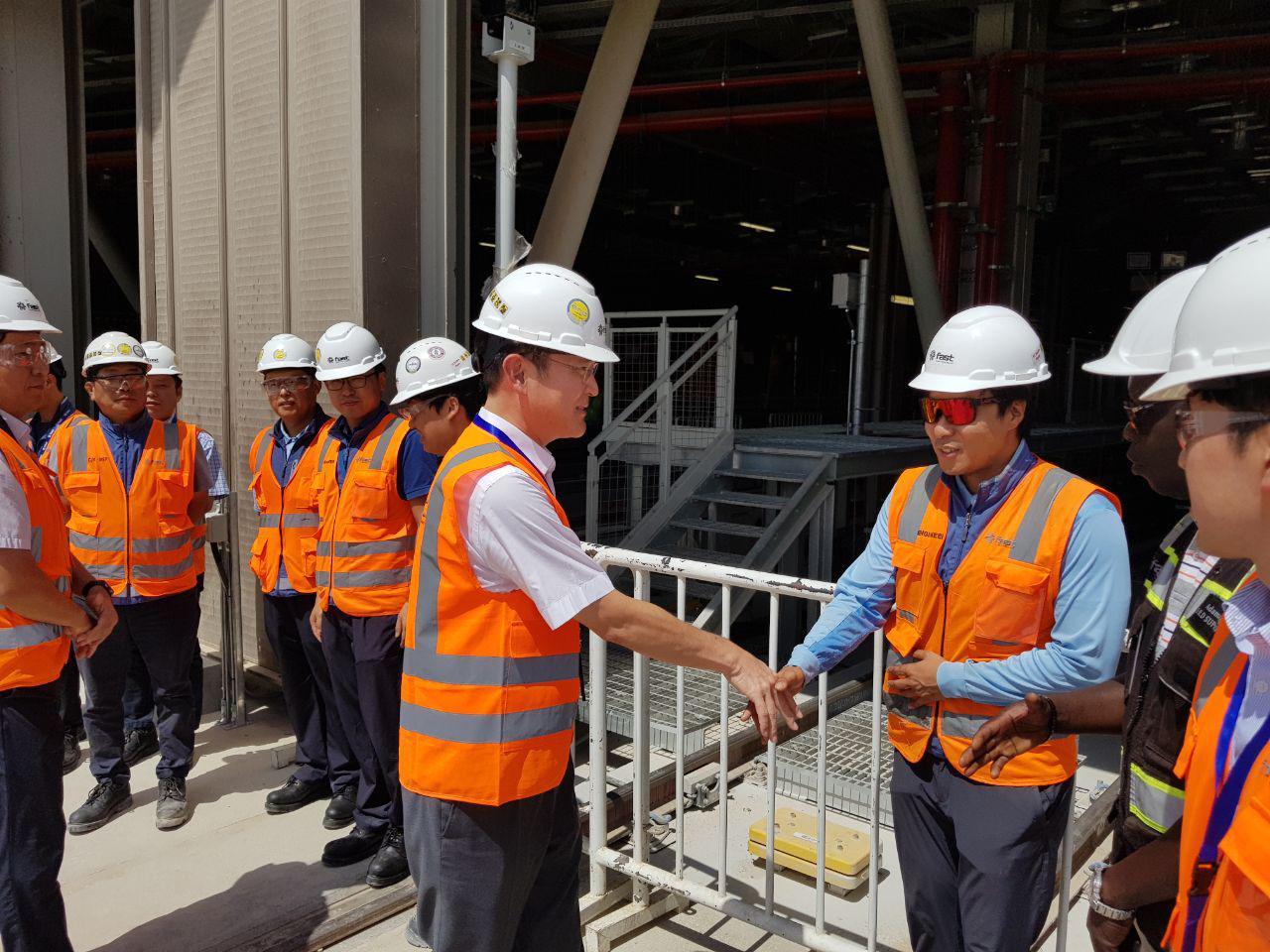 이재용 부회장이 15일 삼성물산이 건설 중인 사우디아라비아 리야드 도심 지하철 공사 현장을 둘러보고 명절에 근무하는 임직원들을 격려하고 있다. 삼성전자 제공 