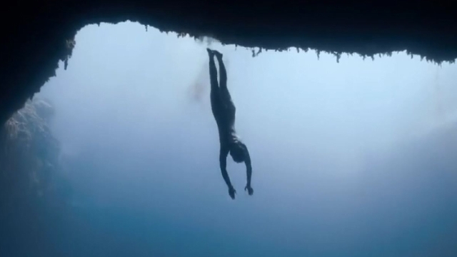 4분 동안 숨 참고 바닷속 118m까지…프리 다이빙의 세계