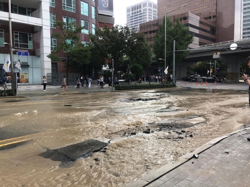 서울경찰청앞 상수도 파열로 물바다…도로 전면통제로 정체 극심