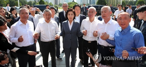 "삭발효과 지속 미지수"…한국당, '정책투쟁'으로 점차 중심이동