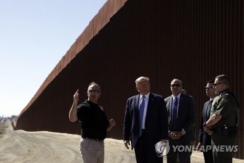 "트럼프 행정부, 국경장벽 건설에 내년에도 국방예산 전용 고려"