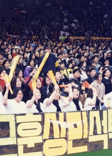 1996년 농구대잔치 대회 당시 연세대를 응원하는 '오빠부대'의 모습. 중앙포토