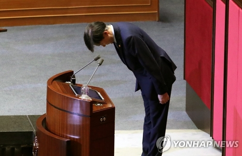 조국 "법무부 혁신·검찰개혁 완수"…한국당 일부의원 한때 퇴장