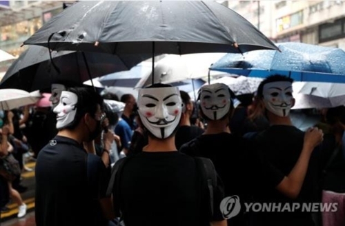 "마스크 못 벗는다"…홍콩 시민들 마스크 쓰고 대규모 시위