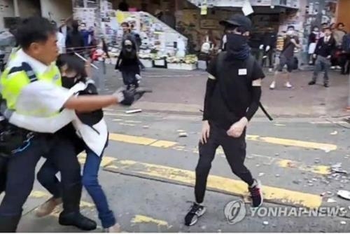 "'경찰에 피격' 홍콩 시위참가자, 생명엔 지장 없어"