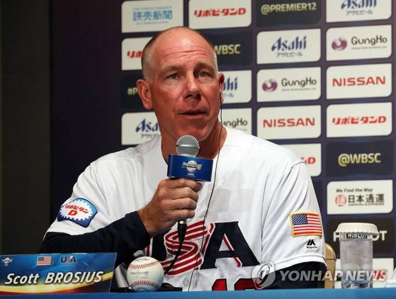 10일 도쿄돔에서 열린 프리미어12 공식 기자회견에서 질문에 답하고 있는 스캇 브로셔스 미국 대표팀 감독. 연합뉴스스