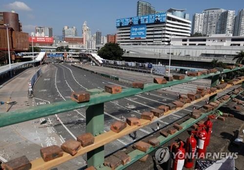 '불안한 평온' 홍콩시위 소강상태…일부 도로 통행 재개