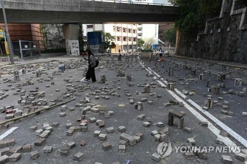 '불안한 평온' 홍콩시위 소강상태…일부 도로 통행 재개