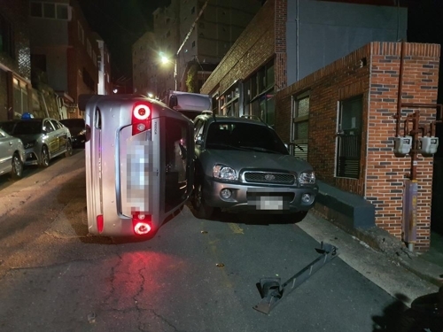 좁은 골목길서 음주운전 차량 '쾅쾅'…운전자 부상