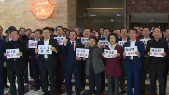 한국당, 예산안 반발 밤샘 농성…"날치기·세금 도둑" 주장