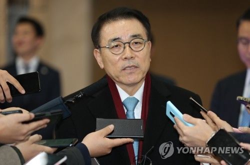 '신한은행 채용비리 의혹' 조용병 회장 징역 3년 구형