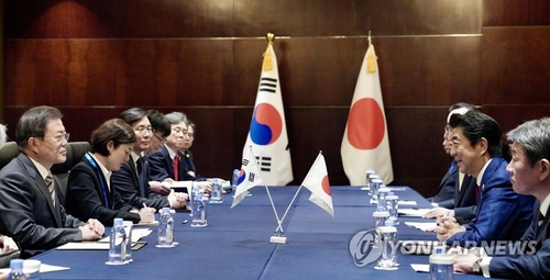 일본 아베, 징용 문제 관련 "한국 측 책임으로 해결책 제시해달라"