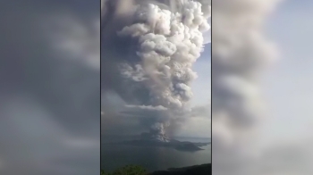 필리핀, 높이 15㎞ '화산재 기둥'…"곧 추가 폭발" 경보