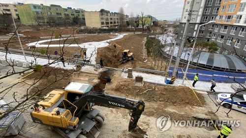광주 아파트 진입로 공사현장서 노동자 4명 매몰…3명 구조
