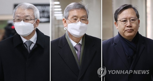 마스크 착용한 양승태…폐암 수술로 두 달 만에 재판 재개