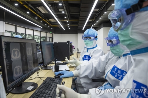 홍콩 연구팀 "중국 감염자, 임상병례 포함시 공식발표 4배 달해"