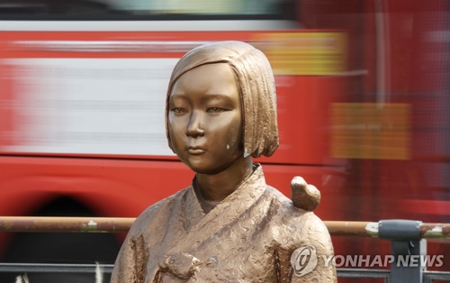 서울 동작구 위안부 소녀상 파손…돌로 찍은 20대 체포