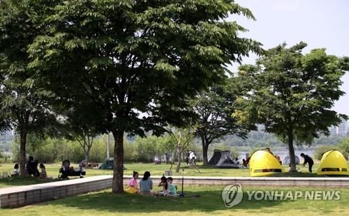 공공시설 문닫은 수도권 '한산'…다른 지역 유원지·사찰 '북적'