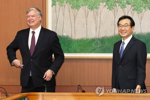 한미, 대북 대화재개 노력 계속…비건 "남북협력 강력 지지"