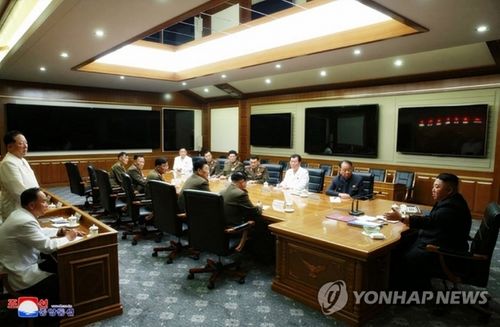 북한 노동당, 화상회의 이어 비공개회의…과거틀 깬 '형식' 눈길