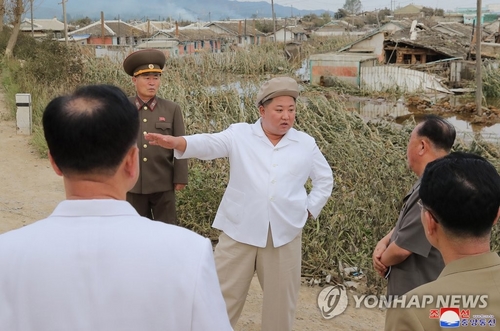 북한, 수해지역서도 코로나 방역 강조…"마스크 쓰고 복구작업"