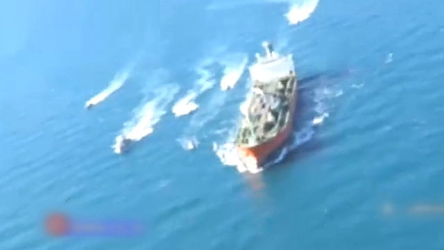 헬리콥터에 8 척의 고속정 …이란 혁명 수비대가 한국 선박을 끌었다