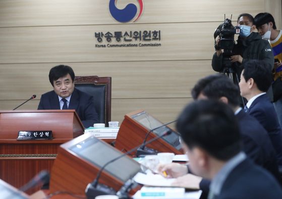 2020년 4월 20일 한상혁 방송통신위원장이 TV조선 및 채널A 재승인에 대해 논의하고 있다. [사진 연합뉴스]